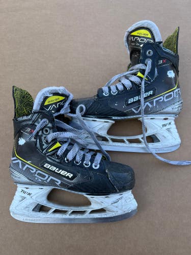 Used Junior Bauer Vapor 3X Hockey Skates Regular Width Size 2.5