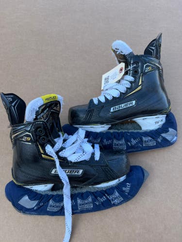 Used Junior Bauer Supreme 2S Hockey Skates Regular Width Size 3.5