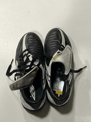 Used Umbro Junior 05.5 Indoor Soccer Turf Shoes