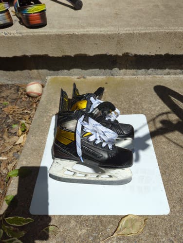 Used Youth Bauer Supreme Hockey Skates Regular Width 12.5