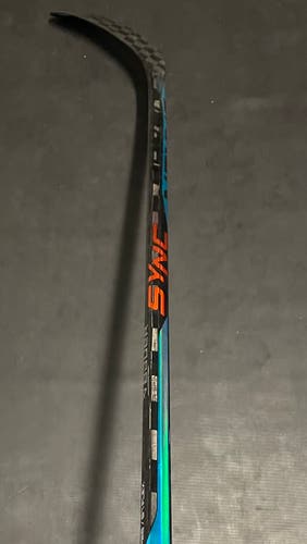 New Senior Bauer Right Handed P28 Nexus Sync Hockey Stick