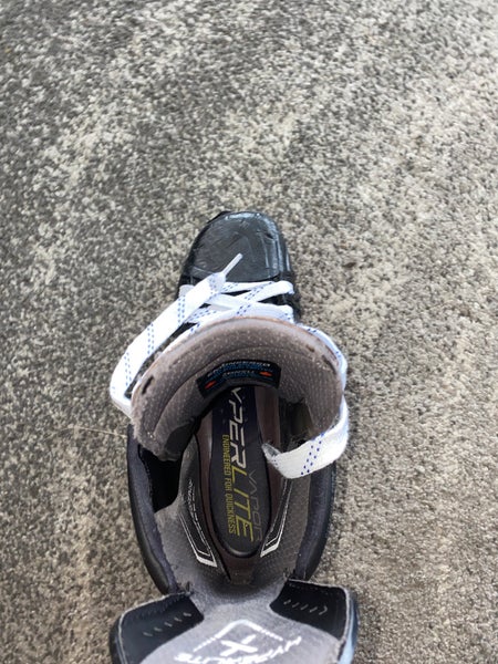 Used Intermediate Bauer Regular Width Pro Stock 10 Vapor Hyperlite Hockey Skates