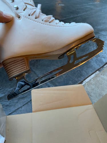 Used Jackson Ultima Figure Skates B Junior 1.5