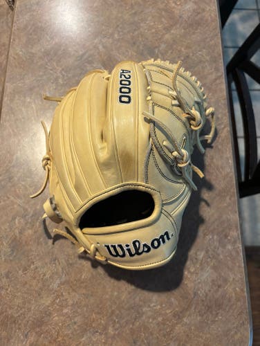 Blonde Wilson a2000 B2 pitchers glove