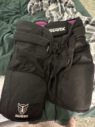 Stark women’s hockey pants size large - excellent used condition