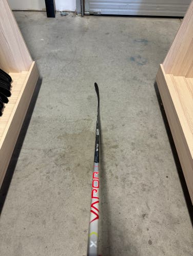 Used Senior Bauer Right Handed P28 Pro Stock Vapor Hyperlite Hockey Stick