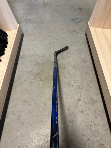 Used Senior Bauer Right Handed P92 Pro Stock Vapor Hyperlite 2 Hockey Stick