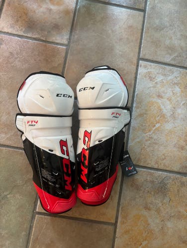 CCM JETSPEED FT4 Pro shin pads