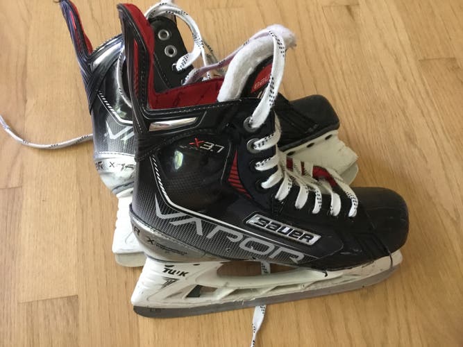 Used Intermediate Bauer Vapor X3.7 Hockey Skates Regular Width Size 5