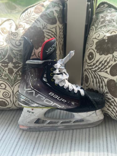 Used Intermediate Bauer Regular Width   Size 4.5 Vapor Hyperlite Hockey Skates