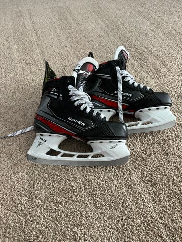 New Junior Bauer Wide Width   Size 5 Vapor X2.9 Hockey Skates