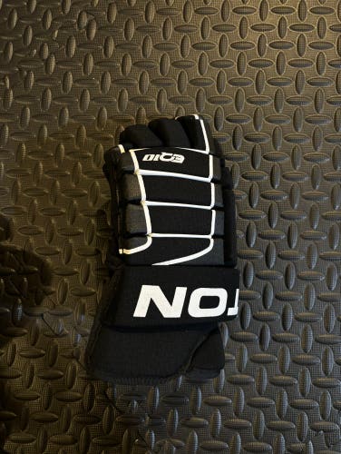 Easton EQ10 hockey glove (left)