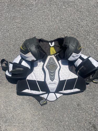 Ccm ultra tacks pro shoulder pads