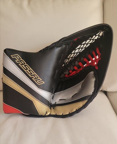 New Passau Starke Goalie Glove Vegas Colors