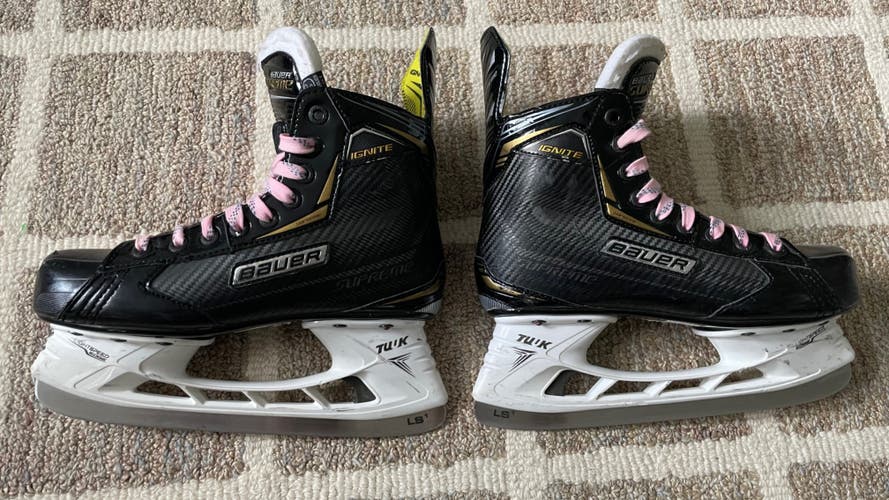 Used Intermediate Bauer Supreme Hockey Skates Regular Width Size 4.5D Ignite
