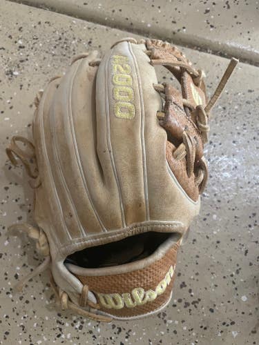 Used 2021 Wilson Right Hand Throw Infield A2000 Baseball Glove 11.5"