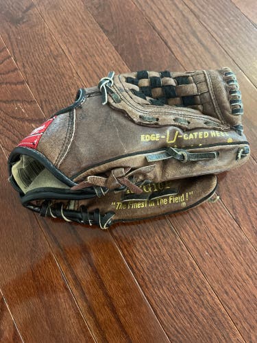 Used Rawlings Derek Jeter Autographed Model 10” Basket Web