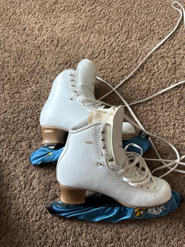 Used Jackson Ultima B Adult 6 Elle Figure Skates