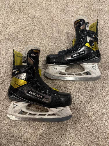 Used Intermediate Bauer Regular Width  Size 4.5 Supreme 3S Hockey Skates