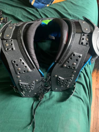 Used Schutt T-FLEX Shoulder Pads With Schutt Backplate