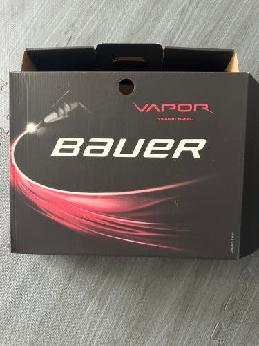 New Junior Bauer Regular Width  Size 4 Vapor X2.9 Hockey Skates