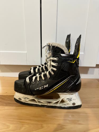 Used Intermediate CCM Regular Width Size 5.5 Super Tacks Hockey Skates