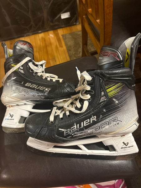Used Senior Bauer Regular Width 8.5 Vapor Hyperlite 2 Hockey Skates