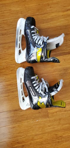 Used Intermediate Bauer Supreme 3S Hockey Skates Regular Width Size 5.5