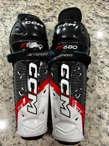 CCM ft680 shin pads