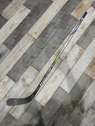 Used Intermediate Bauer Vapor Hyperlite 2 Right Handed Hockey Stick P92