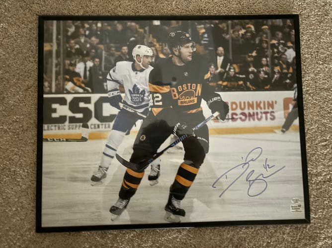 David Backes Boston Bruins autographed 16x24” Framed Photo