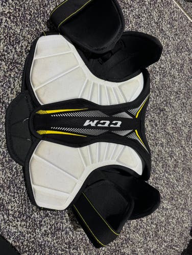 CCM Classic Pro Junior Med Shoulder Pads