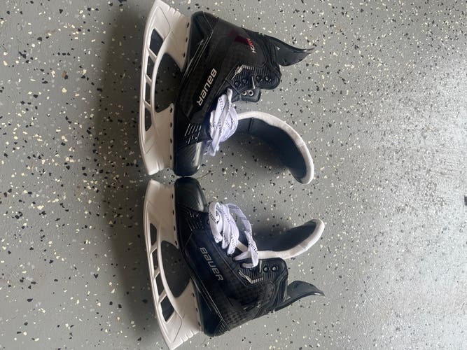 New Intermediate Bauer 10.5 Supreme Mach Hockey Skates