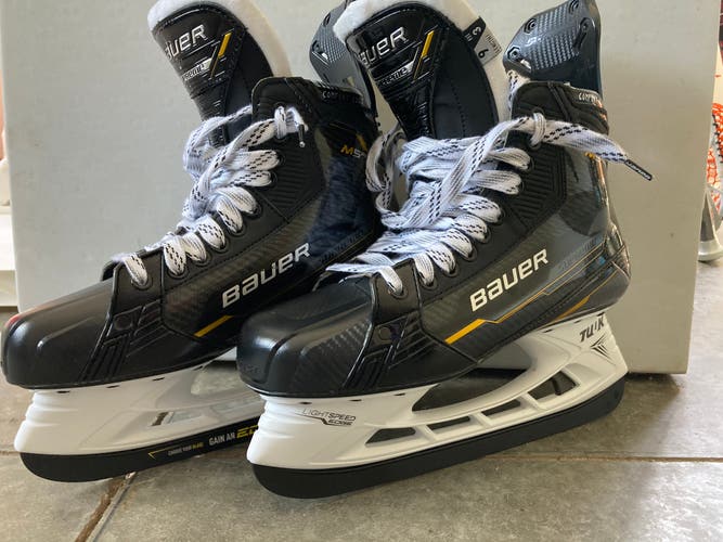 New Senior Bauer Wide Width 9 Supreme M5 Pro Hockey Skates