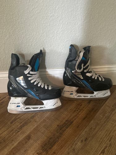 Used Intermediate True Regular Width Size 4 TF7 Hockey Skates