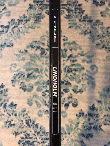 New Senior True Catalyst 9X Right-Handed Elias Lindholm Pro Stock Hockey Stick (TC2/70 Flex)