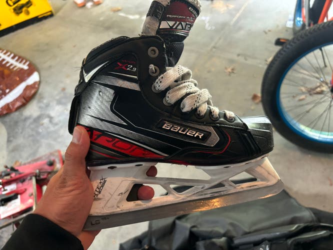 Used Bauer Extra Wide Width Size 4 Hockey Skates