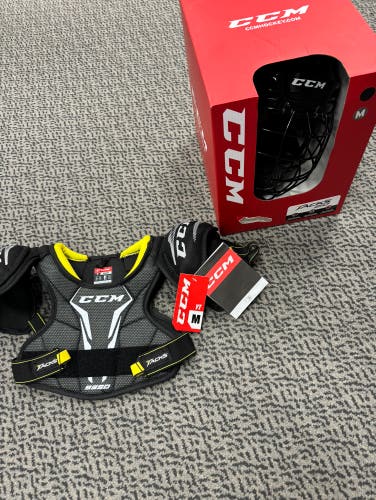 CCM Tacks 210 Medium Helmet combo /Youth Medium 9550 spads