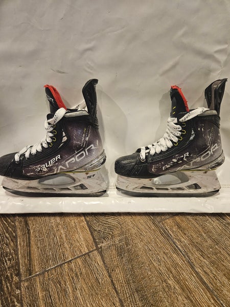 Used Intermediate Bauer Vapor Hyperlite Hockey Skates Narrow Width Size 4