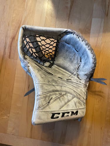 Used CCM Premier II Pro Glove, Regular 590 Angle