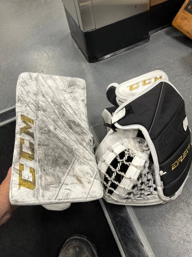 Used CCM Eflex5 goalie gloves
