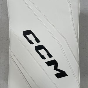 NEW CCM EFlex 6.5 Junior Blocker, Regular Hand, White