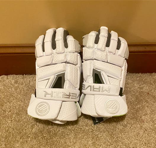 Maverik M6 glove