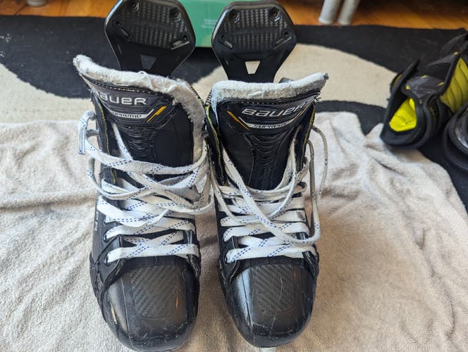 Used Intermediate Bauer Supreme M5 Pro Hockey Skates Regular Width Size 4.5