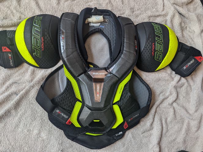 Used Medium Junior Bauer Vapor 3X Pro Shoulder Pads