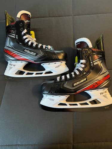 New Senior Bauer Regular Width  9.5 Vapor X2.9 Hockey Skates