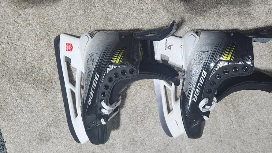 New Senior Bauer Vapor Hyperlite 2 Hockey Skates Wide Width Pro Stock 10.5