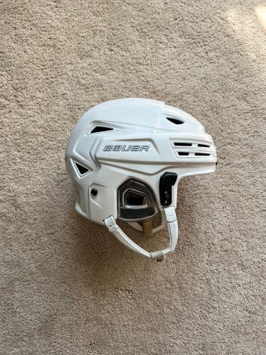 Medium Bauer  Re-Akt 200 Helmet