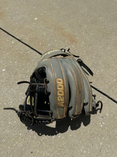 Used Right Hand Throw 11.5" A2000 Baseball Glove