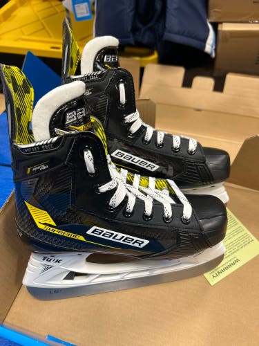 New Bauer Size 4 Ignite Pro Hockey Skates